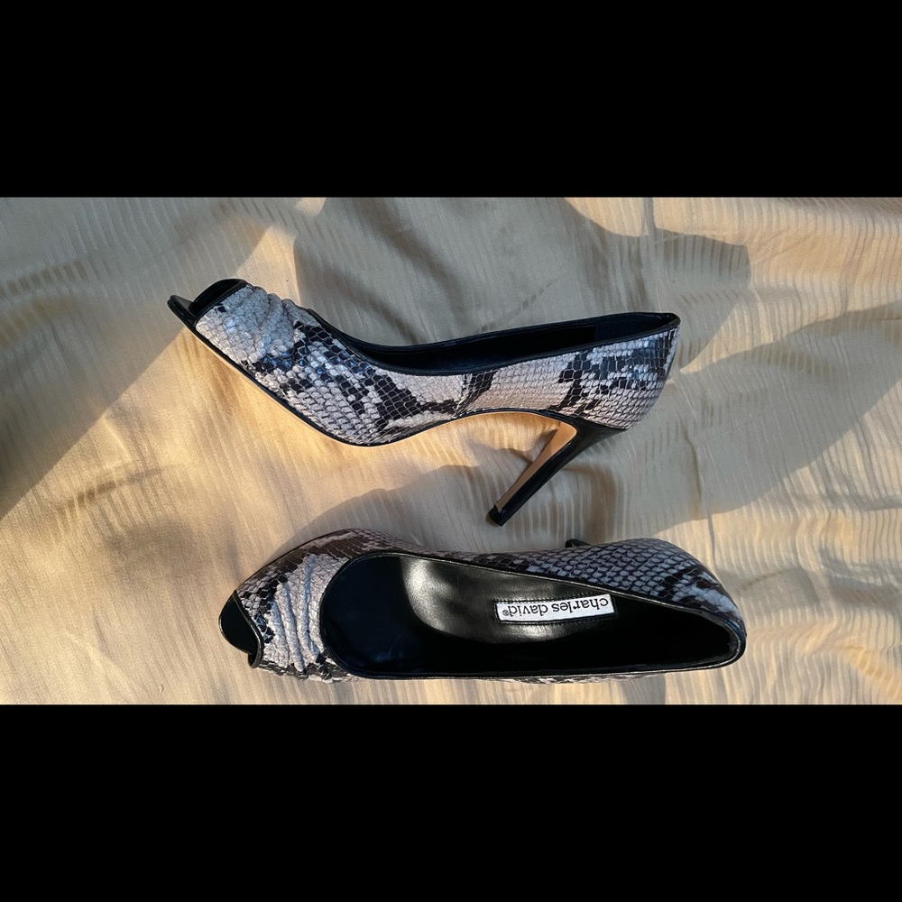 Charles David alligator heels, size 51/2